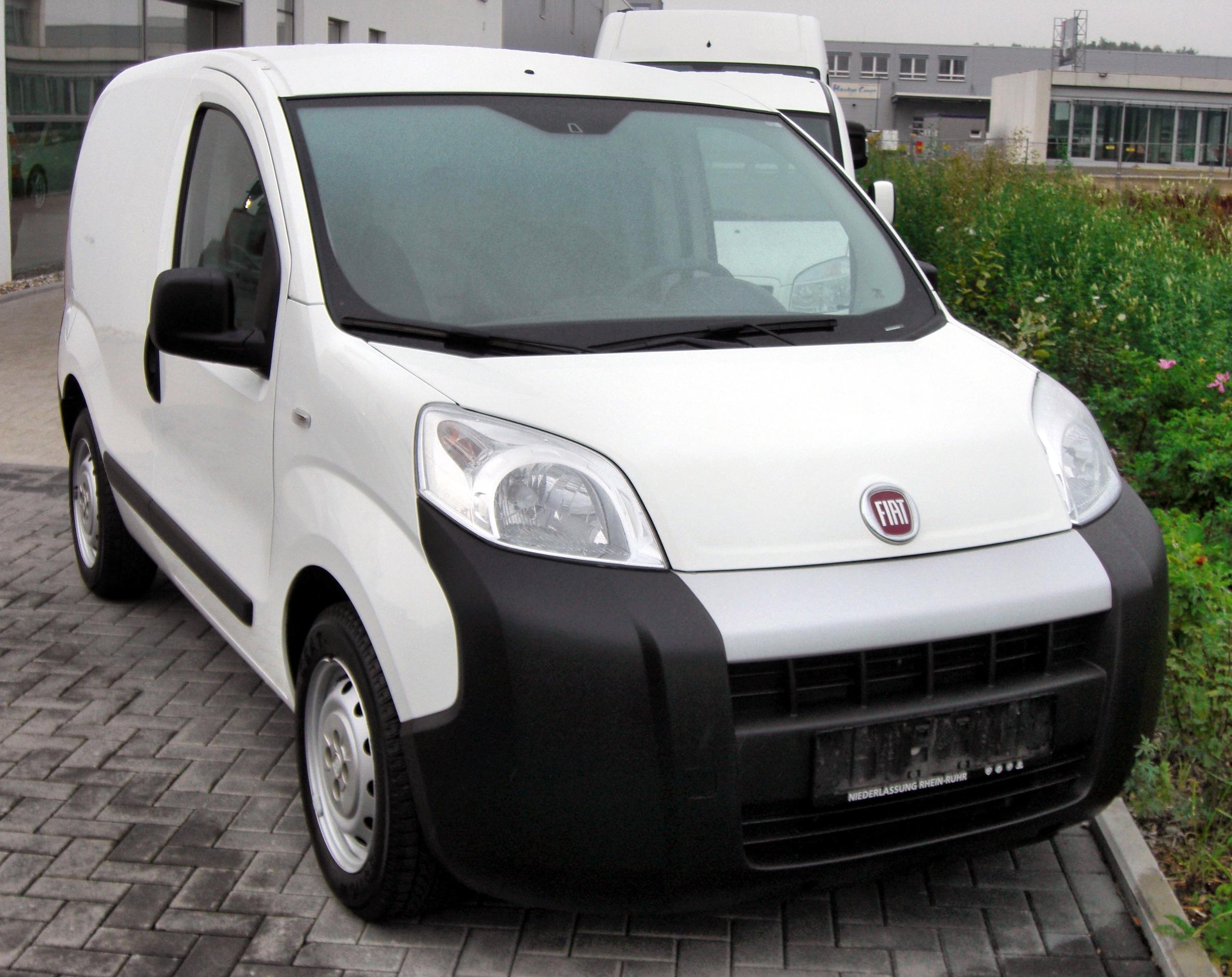 Fiat Fiorino branca, veículo de carga leve